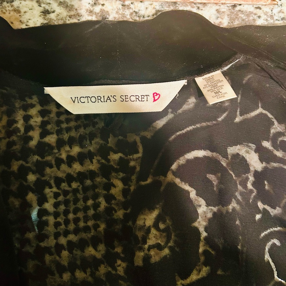 Victoria Secret Classic lace Kimono style Robe with Velvet Accents